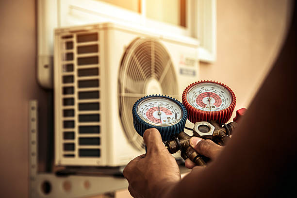 Professional Hvac technician working in Kemah, TX